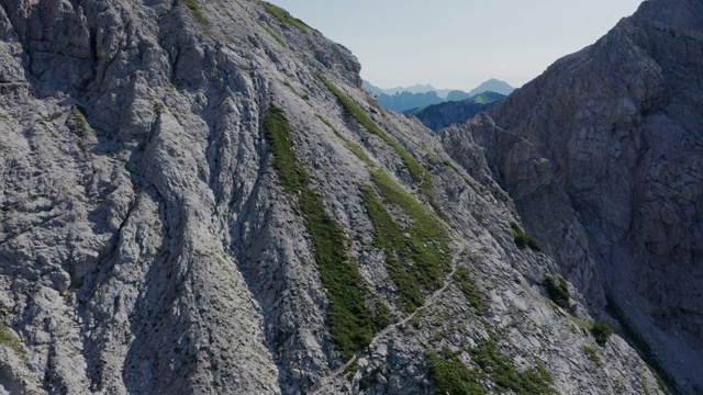 露营在岩石山景观视频下载