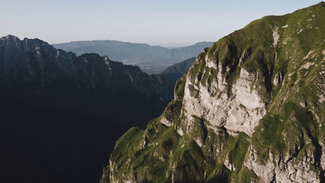 美丽的山地景观与湖泊发现在空中拍摄的日出。视频下载