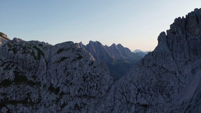 航拍在令人惊叹的山区环境与伟大的山谷和深山全景视频素材