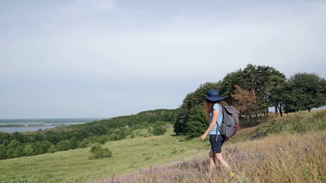 一个女人背包旅行在美丽的地方视频素材