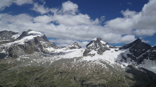 云在意大利阿尔卑斯山上空移动。视频素材