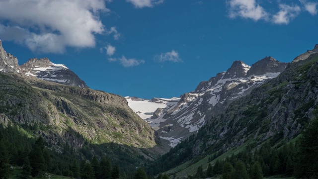 云在意大利阿尔卑斯山上空移动。视频素材