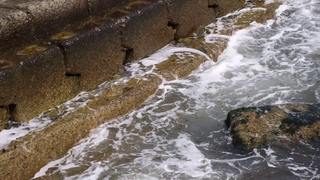 海浪撞击混凝土海岸加固，特写，全高清- 60帧/秒视频素材