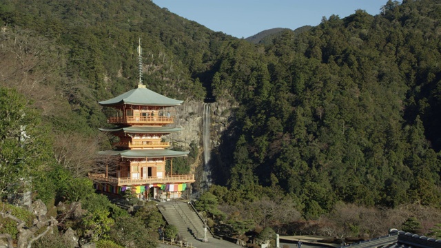 宽，Nachi瀑布在日本农村视频素材