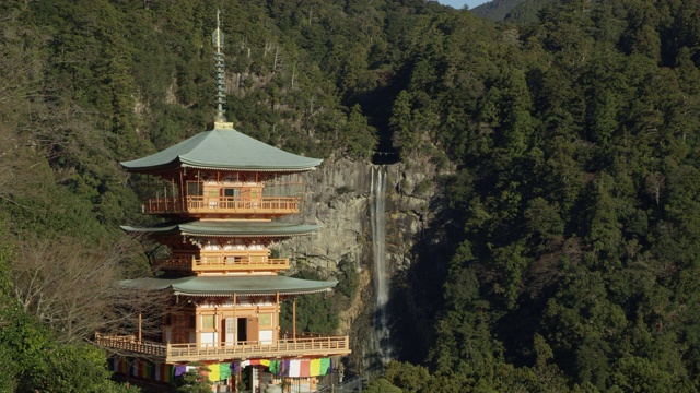 宽广，Nachi瀑布在乡村景观视频素材