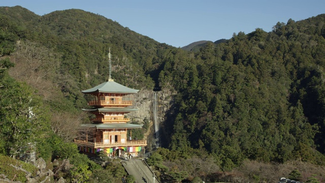 熊野町人在日本宽太社出口视频素材