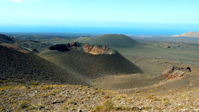 加那利兰萨罗特岛火山口全景鸟瞰图视频素材