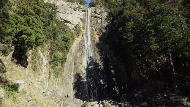 Nachi瀑布陡峭，角度低视频素材