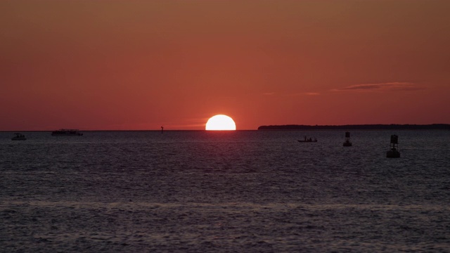 太阳在海洋上落下视频素材