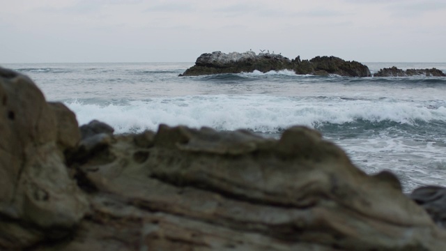 海浪撞击岩石视频下载