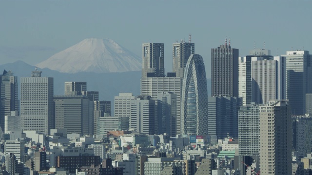 富士山高耸于东京之上，很宽视频素材