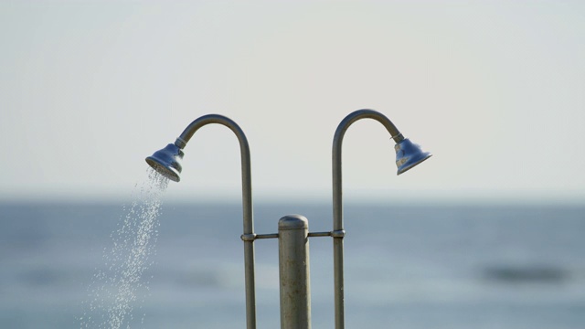 海滩淋浴的特写视频下载