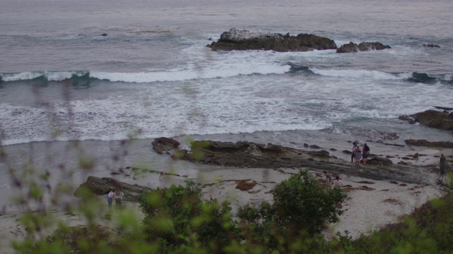 海浪到达海岸的高角度视频素材