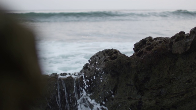 海浪撞击岩石视频素材