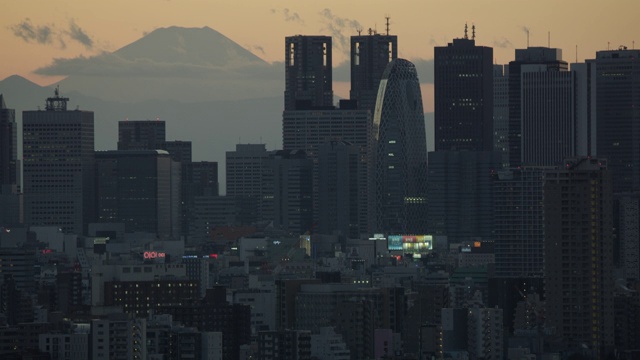 富士山在Mode学园茧塔上，很宽视频素材