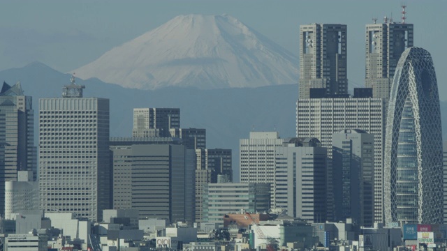 富士山在Mode学园茧塔上空视频素材