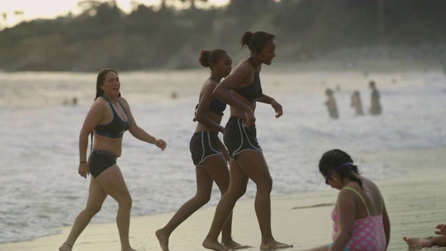 年轻的女人从海里出来视频素材