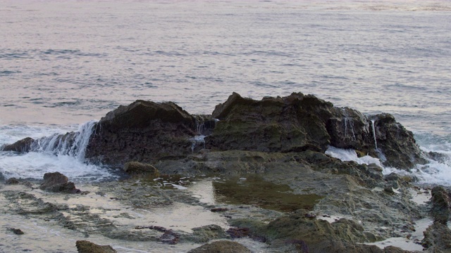 大海中央的岩石视频素材