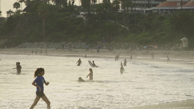 游客在海浪中视频素材