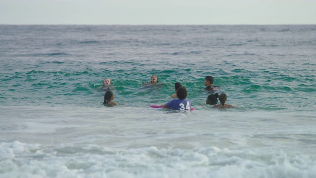 游客在海浪中视频素材