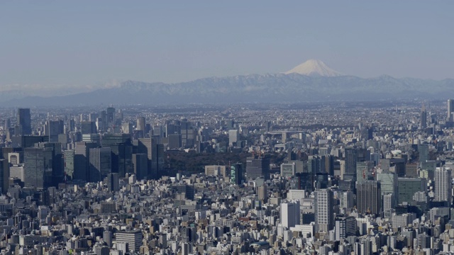 东京天际线与富士山的背景，宽视频素材