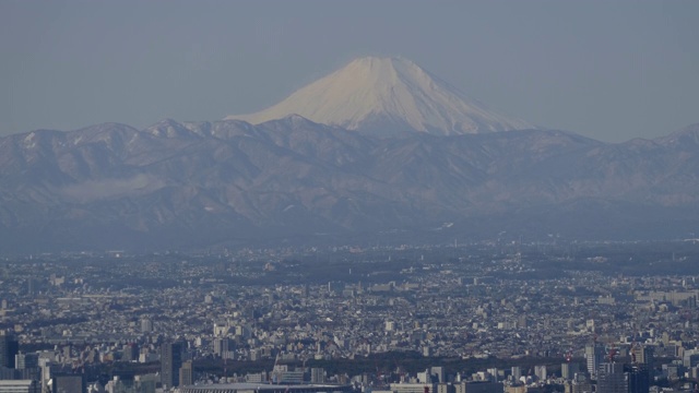 宽阔的富士山俯瞰着东京的天际线视频素材