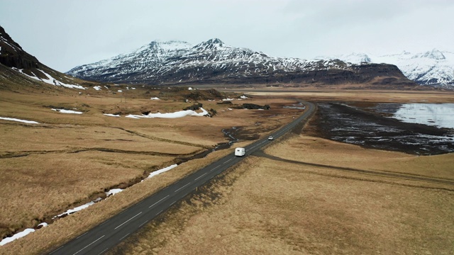 冰岛火山景观上的美丽道路。无人机在汽车后面飞行。视频素材