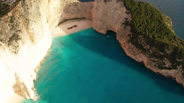 Navagio(沉船)海滩鸟瞰图Zakynthos岛，希腊。视频素材