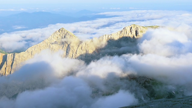 山峰被云包围，时光流逝视频素材