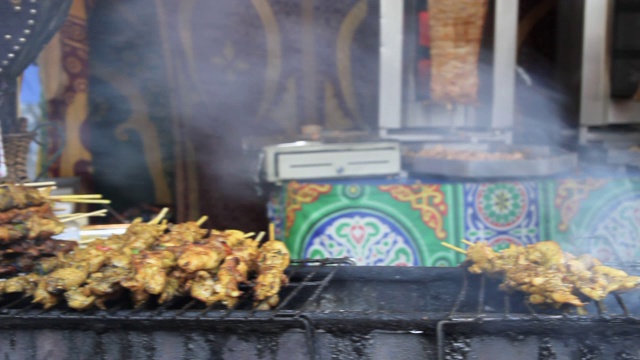 在街头餐馆烧烤时准备烤羊肉串视频下载