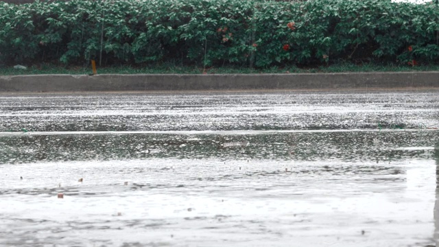 在雨季，汽车在雨水淋湿的道路上行驶视频素材