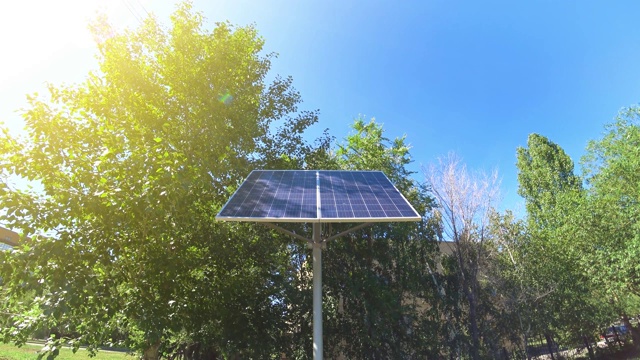 太阳能电池板吸收太阳的能量。视频下载