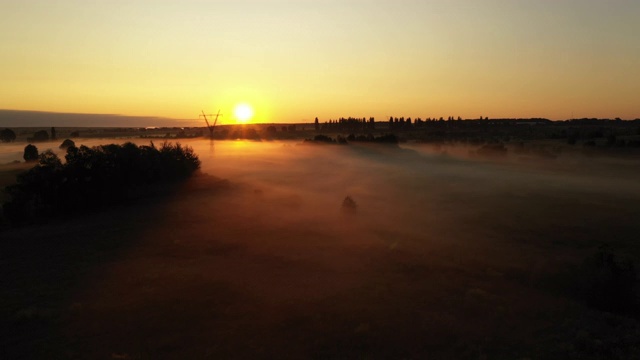 4K在雾中飞过清晨的夏日草地，美丽的夏日景观，高品质视频素材