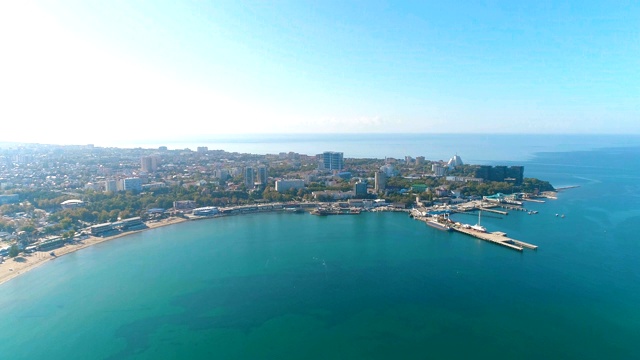 鸟瞰图拍摄海港和城市在一个阳光明媚的日子，美丽的海景。视频素材