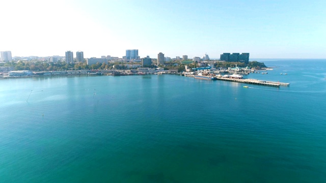 鸟瞰图拍摄海港和城市在一个阳光明媚的日子，美丽的海景。视频素材