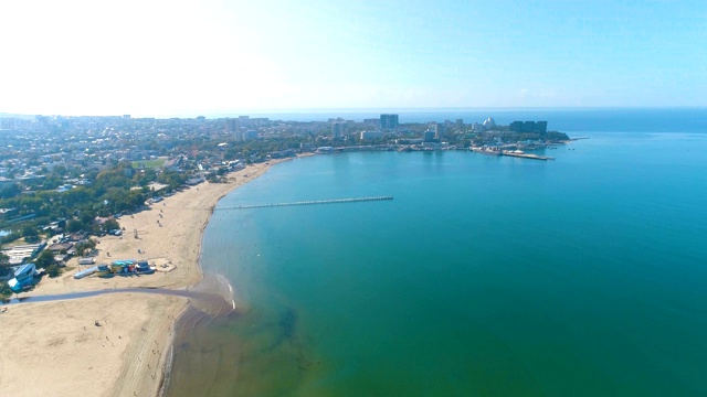 鸟瞰图拍摄海港，沙滩和城市在一个阳光明媚的日子，美丽的海景。视频素材