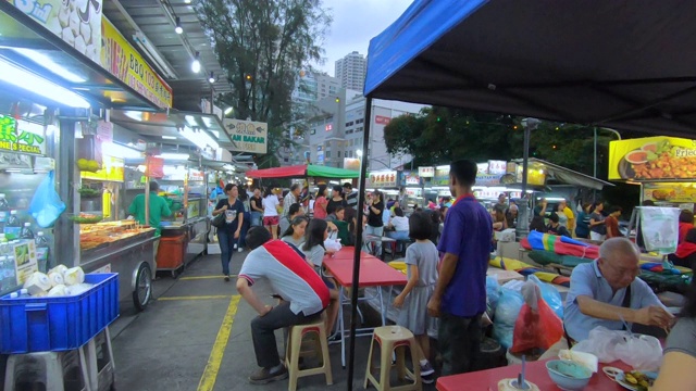 游客和当地人在晚上的小吃摊。视频素材