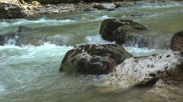 急流山区河流的急流视频素材