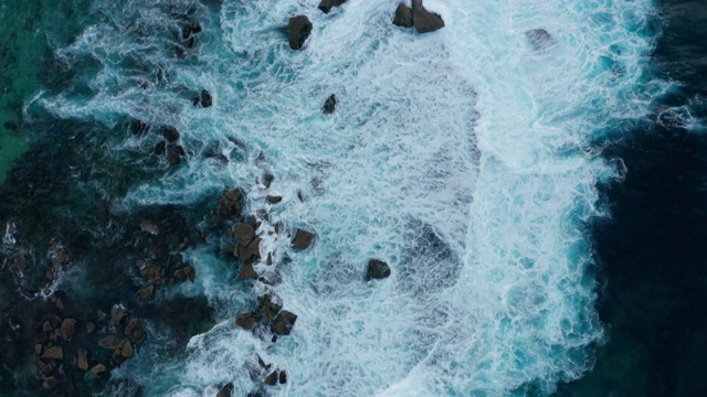 海浪在海上向海滩靠近的航拍图视频素材