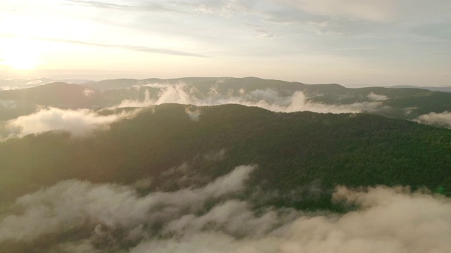 夕阳在美丽的波兰山脉和彩色的天空。4 k !_1视频素材