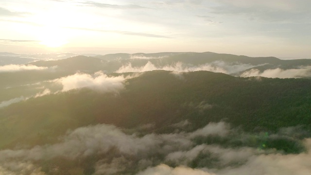 夕阳在美丽的波兰山脉和彩色的天空。4 k !_12视频素材