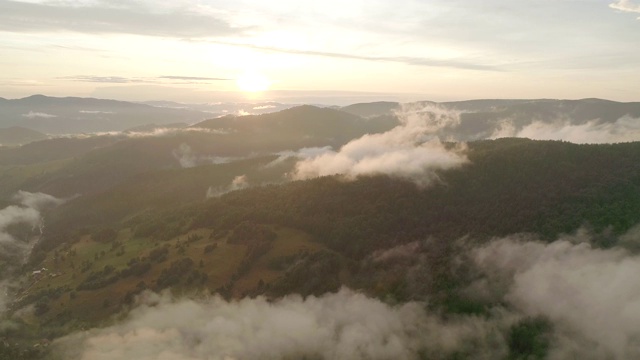 夕阳在美丽的波兰山脉和彩色的天空。4 k !_3视频素材