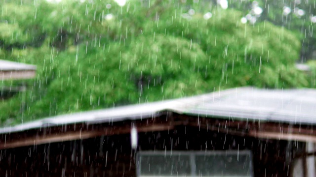 大雨倾盆而下，落在乡间小屋上视频素材