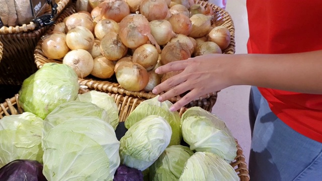 年轻女子买菜视频素材