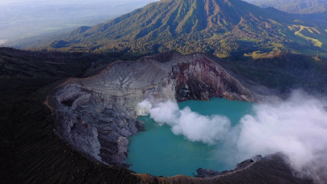 印尼爪哇伊真火山的日出视频素材