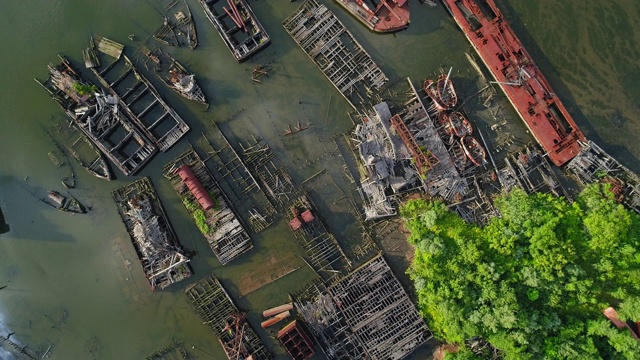 在美国纽约市史泰登岛的船墓地上沉没的生锈的废弃船只。向下看，正上方的航拍视频由无人机，与平移和上升的摄像机运动。视频素材