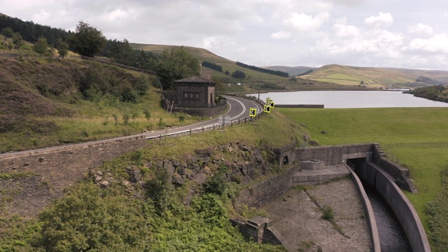 英国山顶地区国家公园的Torside和Woodhead水库和大坝的4K鸟瞰图视频素材