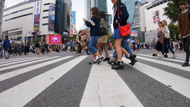 低角度的拥挤的脚视频素材