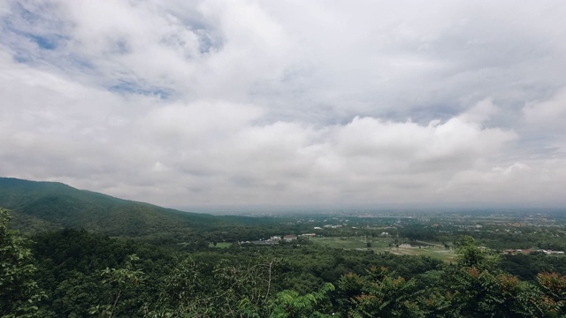 时间流逝云在天空中移动在绿树和山视频素材