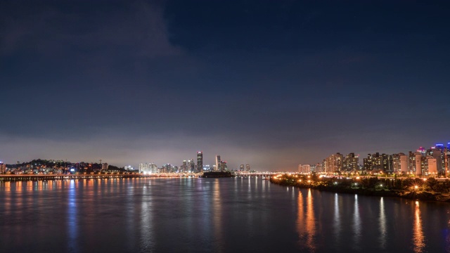 日落到夜晚，汉江上的汝矣岛城市景观视频素材